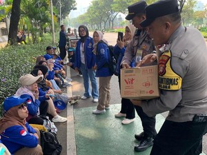 Polisi Bagikan 500 Dus Air Mineral dan Permen untuk Massa Buruh di DPR