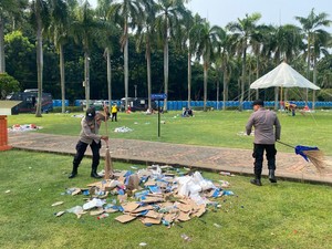 Polri Gotong Royong Bersihkan Kawasan Monas Usai Perayaan Hari Buruh