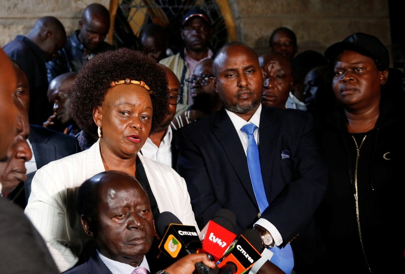 Staf Parlemen Kenya dan ahli forensik mengamankan kendaraan yang ditumpangi anggota parlemen Kenya Charles Were dari Daerah Pemilihan Kasipul yang ditembak mati dari jarak di Nairobi, Kenya, 30 April 2025. (REUTERS/Thomas Mukoya)
