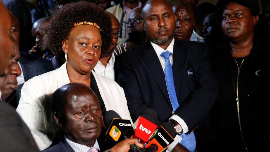 Staf Parlemen Kenya dan ahli forensik mengamankan kendaraan yang ditumpangi anggota parlemen Kenya Charles Were dari Daerah Pemilihan Kasipul yang ditembak mati dari jarak di Nairobi, Kenya, 30 April 2025. (REUTERS/Thomas Mukoya)