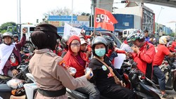 Polwan Bagikan Minum dan Roti ke Buruh di Peringatan May Day di Priok