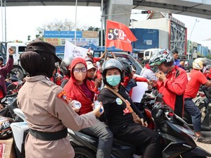Polwan Bagikan Minum dan Roti ke Buruh di Peringatan May Day di Priok