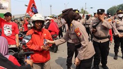 Aksi Polwan Bagikan Roti dan Air Mineral ke Massa Aksi Hari Buruh di Priok