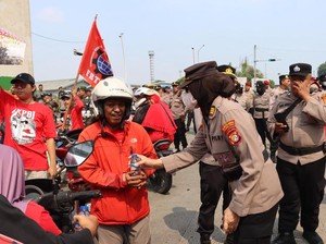 Aksi Polwan Bagikan Roti dan Air Mineral ke Massa Aksi Hari Buruh di Priok