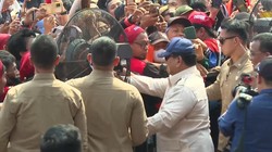 Potret Prabowo Naik Turun Panggung untuk Salami Buruh di Monas