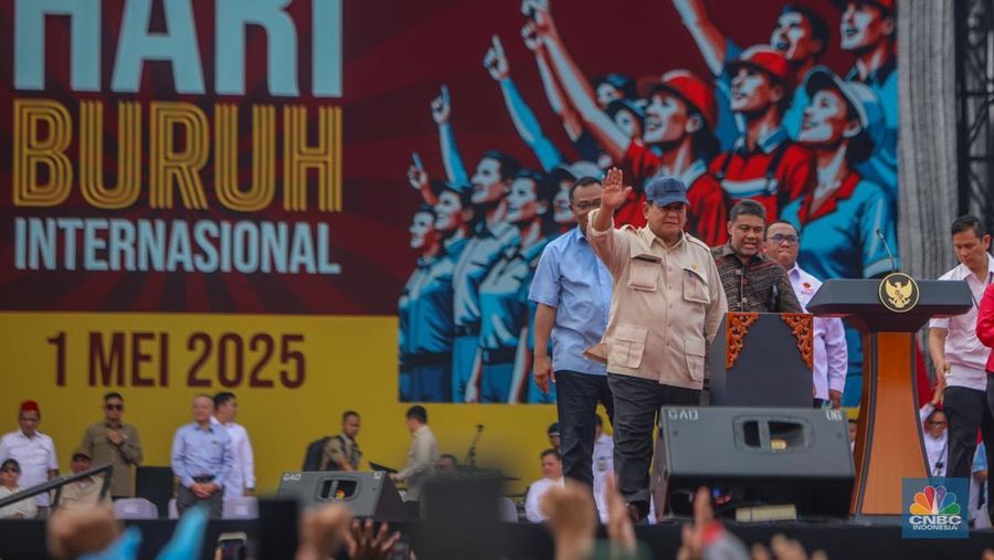 Presiden Prabowo Subianto menyampaikan pidato saat menghadiri peringatan Hari Buruh atau May Day di Monas, Jakarta, Kamis (1/5/2025). (CNBC Indonesia/Faisal Rahman) Presiden Prabowo Subianto menyampaikan pidato saat menghadiri peringatan Hari Buruh atau May Day di Monas, Jakarta, Kamis (1/5/2025). (CNBC Indonesia/Faisal Rahman)