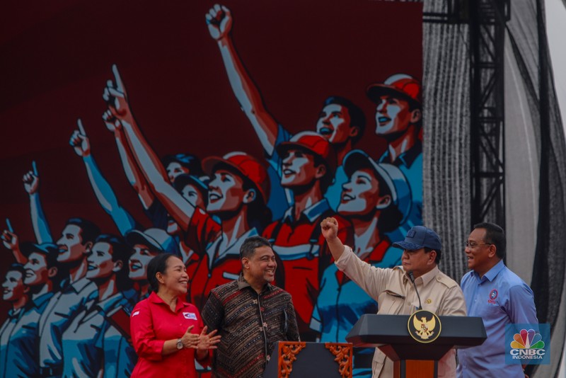 Presiden Prabowo Subianto menyampaikan pidato saat menghadiri peringatan Hari Buruh atau May Day di Monas, Jakarta, Kamis (1/5/2025). (CNBC Indonesia/Faisal Rahman)