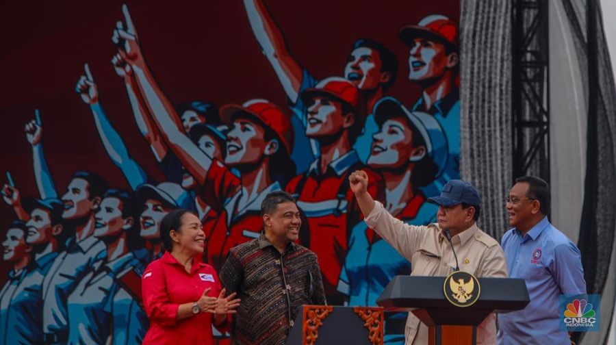 Presiden Prabowo Subianto menyampaikan pidato saat menghadiri peringatan Hari Buruh atau May Day di Monas, Jakarta, Kamis (1/5/2025). (CNBC Indonesia/Faisal Rahman) Presiden Prabowo Subianto menyampaikan pidato saat menghadiri peringatan Hari Buruh atau May Day di Monas, Jakarta, Kamis (1/5/2025). (CNBC Indonesia/Faisal Rahman)