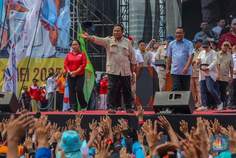 Presiden Prabowo Subianto menyampaikan pidato saat menghadiri peringatan Hari Buruh atau May Day di Monas, Jakarta, Kamis (1/5/2025). (CNBC Indonesia/Faisal Rahman) Presiden Prabowo Subianto menyampaikan pidato saat menghadiri peringatan Hari Buruh atau May Day di Monas, Jakarta, Kamis (1/5/2025). (CNBC Indonesia/Faisal Rahman)