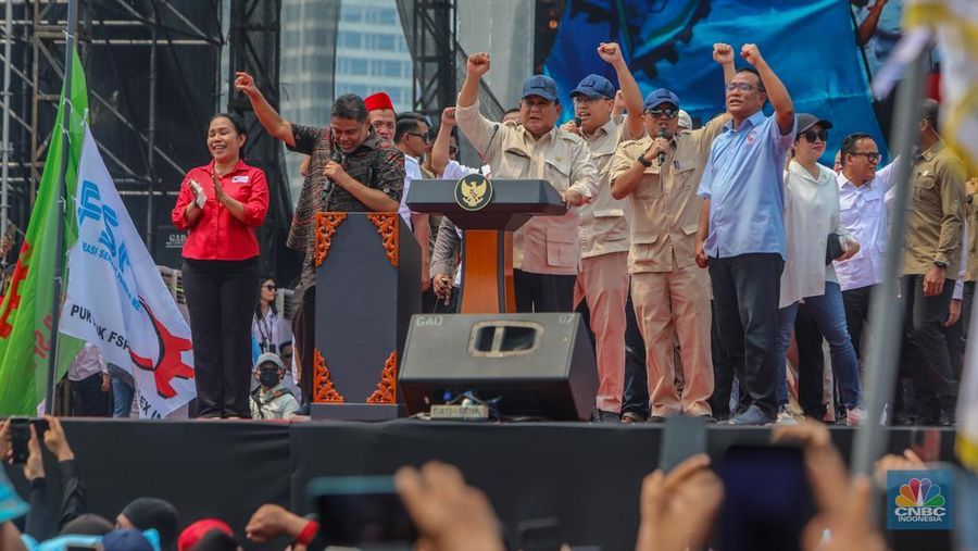 Presiden Prabowo Subianto menyampaikan pidato saat menghadiri peringatan Hari Buruh atau May Day di Monas, Jakarta, Kamis (1/5/2025). (CNBC Indonesia/Faisal Rahman)