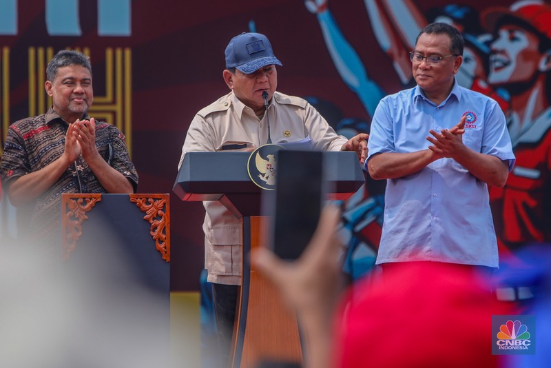 Presiden Prabowo Subianto menyampaikan pidato saat menghadiri peringatan Hari Buruh atau May Day di Monas, Jakarta, Kamis (1/5/2025). (CNBC Indonesia/Faisal Rahman)