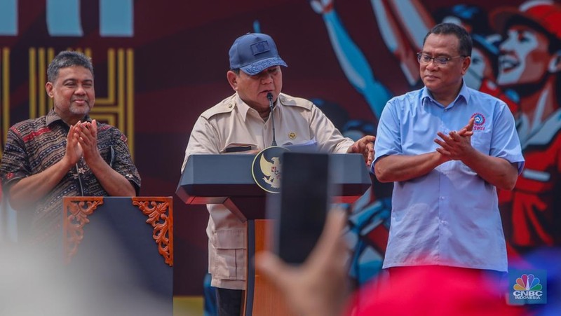 Presiden Prabowo Subianto menyampaikan pidato saat menghadiri peringatan Hari Buruh atau May Day di Monas, Jakarta, Kamis (1/5/2025). (վ/Faisal Rahman)