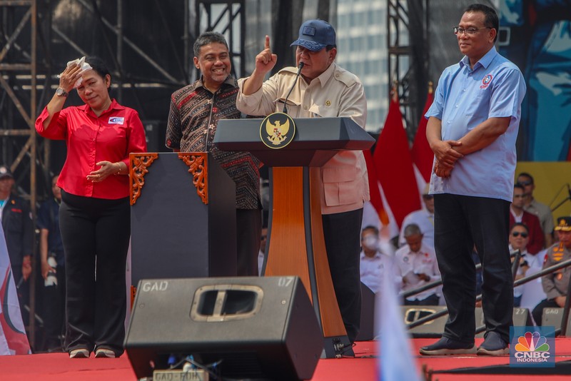 Presiden Prabowo Subianto menyampaikan pidato saat menghadiri peringatan Hari Buruh atau May Day di Monas, Jakarta, Kamis (1/5/2025). (CNBC Indonesia/Faisal Rahman)
