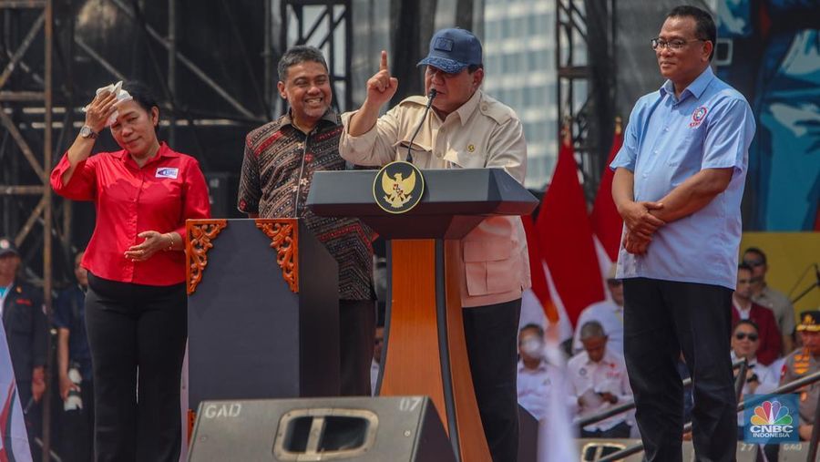Presiden Prabowo Subianto menyampaikan pidato saat menghadiri peringatan Hari Buruh atau May Day di Monas, Jakarta, Kamis (1/5/2025). (CNBC Indonesia/Faisal Rahman) Presiden Prabowo Subianto menyampaikan pidato saat menghadiri peringatan Hari Buruh atau May Day di Monas, Jakarta, Kamis (1/5/2025). (CNBC Indonesia/Faisal Rahman)