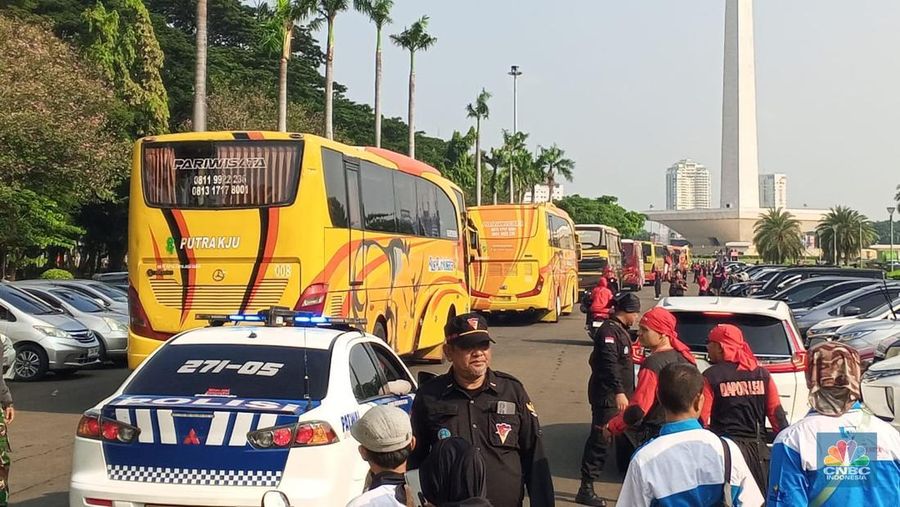Ratusan bus mulai berdatangan di Monument National (Monas) dari berbagai daerah Citereup Bogor, Karawang, Banten, Bekasi. Kamis (1/5/2025). (²©²ÊÍøÕ¾/Robertus Andrianto)