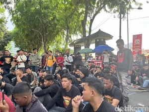 Ratusan Massa Peringati Hari Buruh di DPRD Sumut, Jalan Imam Bonjol Ditutup