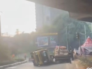 Truk Pengangkut Semen di Bogor Terguling Usai Hindari Kendaraan Lain