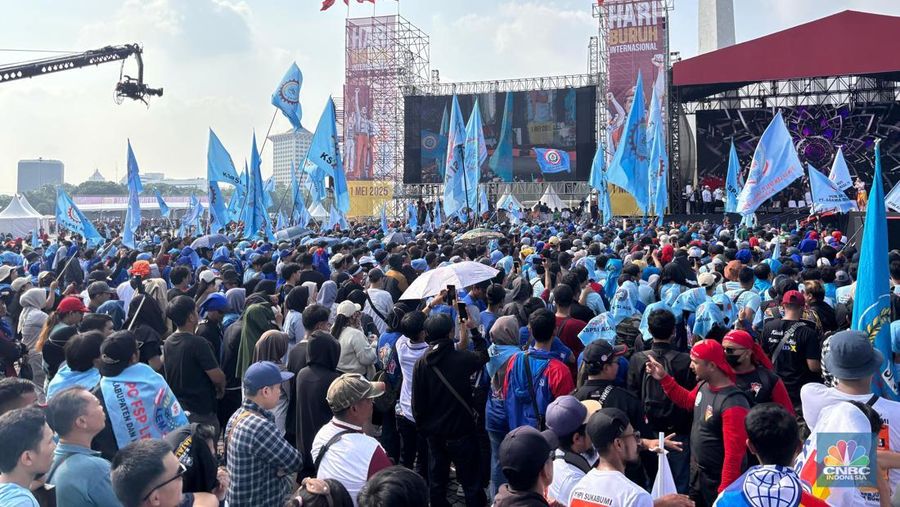 Sejumlah aliansi buruh di bawah Konfederasi Serikat Pekerja Indonesia (KSPI) menggelar aksi unjuk rasa memperingati hari buruh sedunia atau May Day di kawasan Monas, Jakarta, Kamis (1/5/2025). (²©²ÊÍøÕ¾/Firda Dwi)