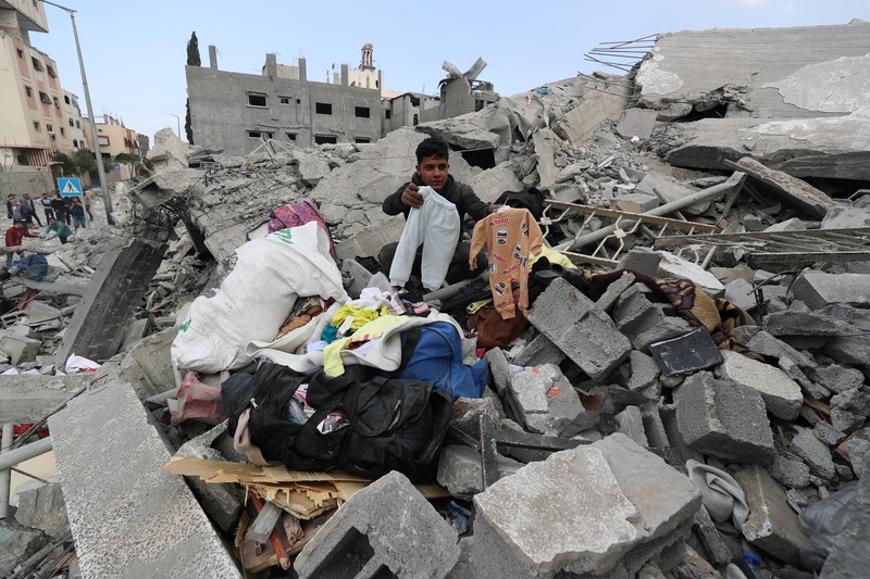 Anak Palestina Osama Al-Reqep, 5 tahun, terbaring di ranjang di Rumah Sakit Nasser tempat ia menerima perawatan, di Khan Younis, di Jalur Gaza selatan, 1 Mei 2025. (REUTERS/Hatem Khaled)