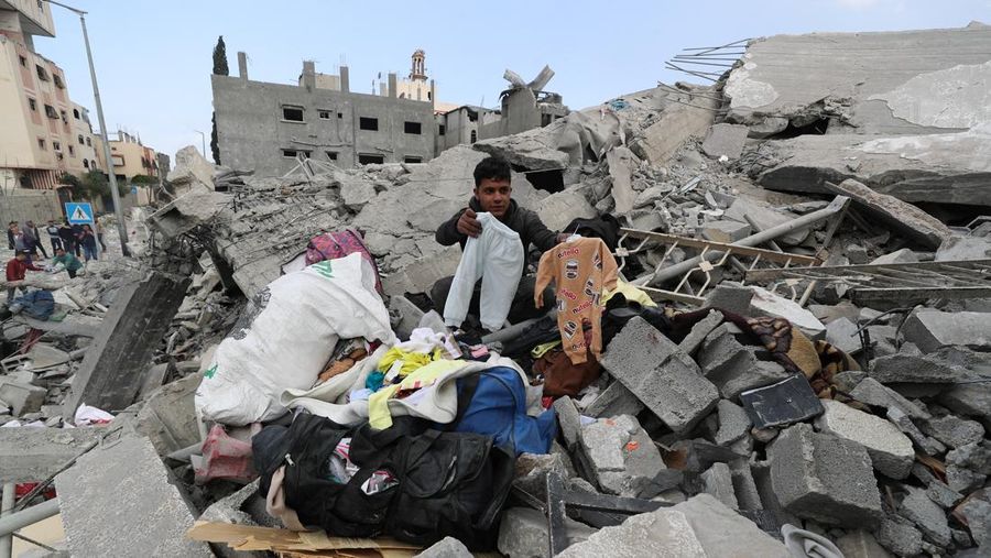 Anak Palestina Osama Al-Reqep, 5 tahun, terbaring di ranjang di Rumah Sakit Nasser tempat ia menerima perawatan, di Khan Younis, di Jalur Gaza selatan, 1 Mei 2025. (REUTERS/Hatem Khaled)