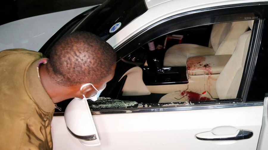 Staf Parlemen Kenya dan ahli forensik mengamankan kendaraan yang ditumpangi anggota parlemen Kenya Charles Were dari Daerah Pemilihan Kasipul yang ditembak mati dari jarak di Nairobi, Kenya, 30 April 2025. (REUTERS/Thomas Mukoya)
