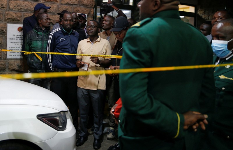 Staf Parlemen Kenya dan ahli forensik mengamankan kendaraan yang ditumpangi anggota parlemen Kenya Charles Were dari Daerah Pemilihan Kasipul yang ditembak mati dari jarak di Nairobi, Kenya, 30 April 2025. (REUTERS/Thomas Mukoya) Staf Parlemen Kenya dan ahli forensik mengamankan kendaraan yang ditumpangi anggota parlemen Kenya Charles Were dari Daerah Pemilihan Kasipul yang ditembak mati dari jarak di Nairobi, Kenya, 30 April 2025. (REUTERS/Thomas Mukoya)