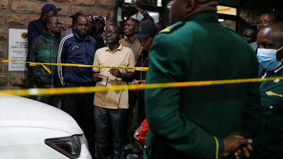 Staf Parlemen Kenya dan ahli forensik mengamankan kendaraan yang ditumpangi anggota parlemen Kenya Charles Were dari Daerah Pemilihan Kasipul yang ditembak mati dari jarak di Nairobi, Kenya, 30 April 2025. (REUTERS/Thomas Mukoya)