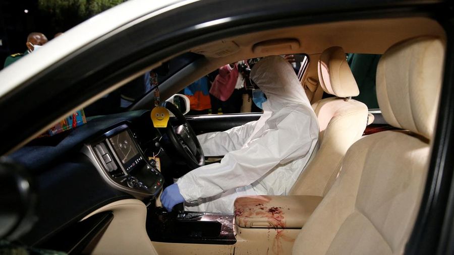Staf Parlemen Kenya dan ahli forensik mengamankan kendaraan yang ditumpangi anggota parlemen Kenya Charles Were dari Daerah Pemilihan Kasipul yang ditembak mati dari jarak di Nairobi, Kenya, 30 April 2025. (REUTERS/Thomas Mukoya)