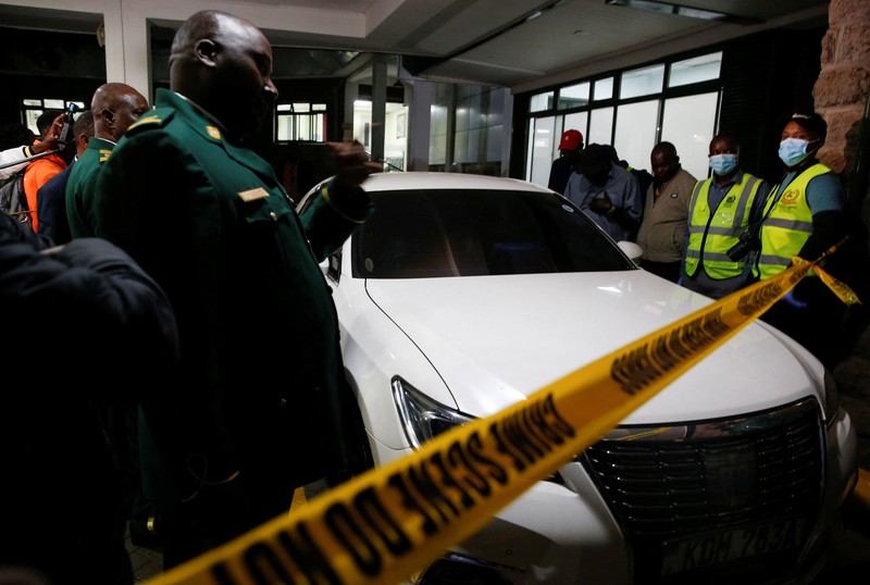 Staf Parlemen Kenya dan ahli forensik mengamankan kendaraan yang ditumpangi anggota parlemen Kenya Charles Were dari Daerah Pemilihan Kasipul yang ditembak mati dari jarak di Nairobi, Kenya, 30 April 2025. (REUTERS/Thomas Mukoya) Staf Parlemen Kenya dan ahli forensik mengamankan kendaraan yang ditumpangi anggota parlemen Kenya Charles Were dari Daerah Pemilihan Kasipul yang ditembak mati dari jarak di Nairobi, Kenya, 30 April 2025. (REUTERS/Thomas Mukoya)