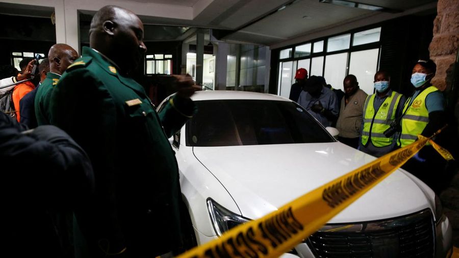 Staf Parlemen Kenya dan ahli forensik mengamankan kendaraan yang ditumpangi anggota parlemen Kenya Charles Were dari Daerah Pemilihan Kasipul yang ditembak mati dari jarak di Nairobi, Kenya, 30 April 2025. (REUTERS/Thomas Mukoya)