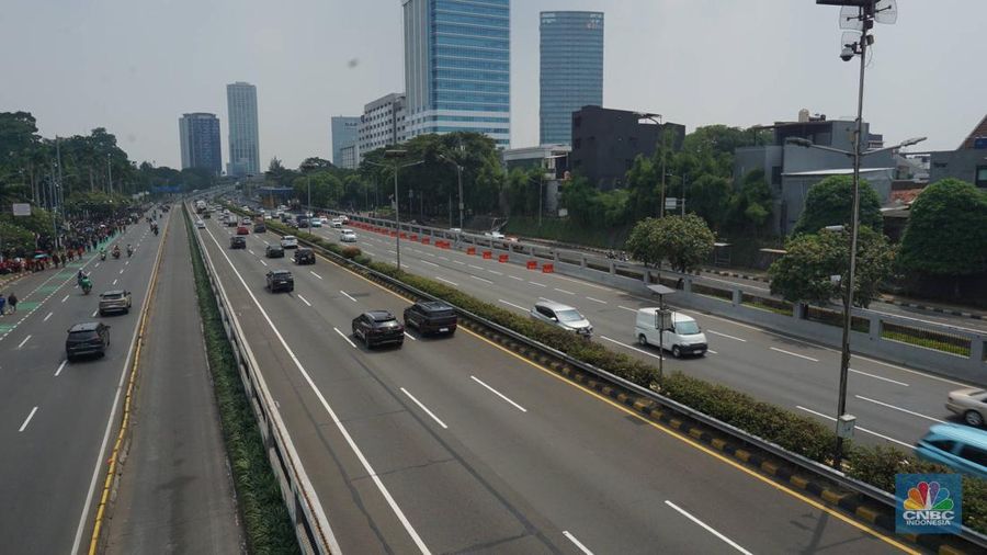 Suasana jalan lengang di kawasan Bunderan Senayan menuju sudirman, Jakarta, (1/5/2025). (CNBC Indonesia/Muhammad Sabki)