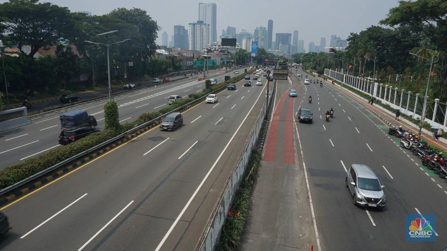 Suasana jalan lengang di kawasan Bunderan Senayan menuju sudirman, Jakarta, (1/5/2025). (CNBC Indonesia/Muhammad Sabki)