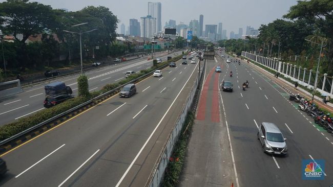 Suasana Ruas Jalan Sekitar Senayan - DPR Kosong Saat May Day