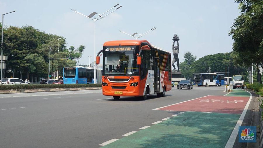 Suasana jalan lengang di kawasan Bunderan Senayan menuju sudirman, Jakarta, (1/5/2025). (CNBC Indonesia/Muhammad Sabki)