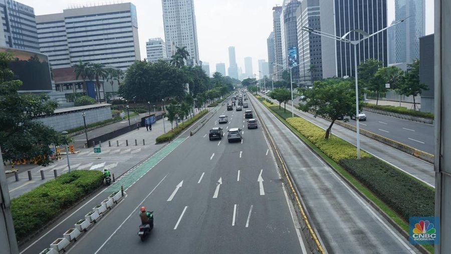 Suasana jalan lengang di kawasan Bunderan Senayan menuju sudirman, Jakarta, (1/5/2025). (CNBC Indonesia/Muhammad Sabki)