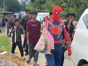 Aksi Kocak Pria Berkostum Spiderman Pikul Seserahan Pengantin di Polman