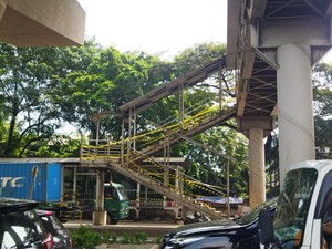 Cerita Warga Ketakutan Lewat JPO Tanpa Pagar di Cakung