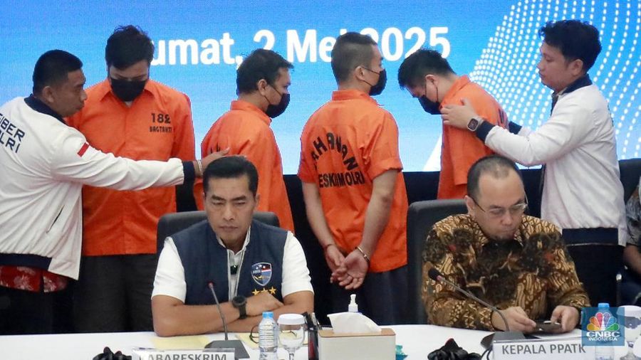 Kepala Bareskrim Polri Komjen Pol. Wahyu Widada dan Kepala Pusat Pelaporan dan Analisis Transaksi Keuangan (PPATK) Ivan Yustiavandana memberikan keterangan pengungkapan kasus judi online di Bareskrim Mabes Polri, Jakarta, Jumat (2/5/2025). Kepala Bareskrim Polri Komjen Pol. Wahyu Widada dan Kepala Pusat Pelaporan dan Analisis Transaksi Keuangan (PPATK) Ivan Yustiavandana memberikan keterangan pengungkapan kasus judi online di Bareskrim Mabes Polri, Jakarta, Jumat (2/5/2025). (CNBC Indonesia/Muhammad Sabki)