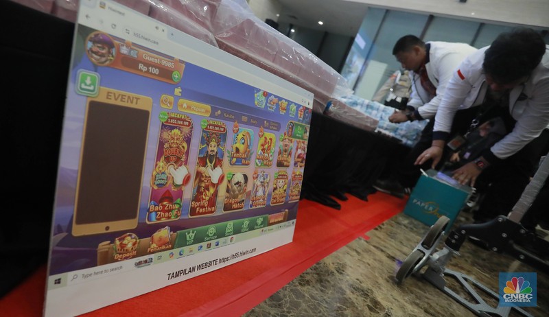 Kepala Bareskrim Polri Komjen Pol. Wahyu Widada dan Kepala Pusat Pelaporan dan Analisis Transaksi Keuangan (PPATK) Ivan Yustiavandana memberikan keterangan pengungkapan kasus judi online di Bareskrim Mabes Polri, Jakarta, Jumat (2/5/2025). Kepala Bareskrim Polri Komjen Pol. Wahyu Widada dan Kepala Pusat Pelaporan dan Analisis Transaksi Keuangan (PPATK) Ivan Yustiavandana memberikan keterangan pengungkapan kasus judi online di Bareskrim Mabes Polri, Jakarta, Jumat (2/5/2025). (CNBC Indonesia/Muhammad Sabki)