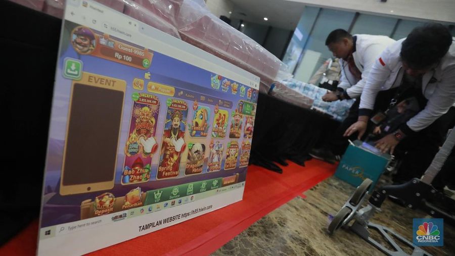Kepala Bareskrim Polri Komjen Pol. Wahyu Widada dan Kepala Pusat Pelaporan dan Analisis Transaksi Keuangan (PPATK) Ivan Yustiavandana memberikan keterangan pengungkapan kasus judi online di Bareskrim Mabes Polri, Jakarta, Jumat (2/5/2025). Kepala Bareskrim Polri Komjen Pol. Wahyu Widada dan Kepala Pusat Pelaporan dan Analisis Transaksi Keuangan (PPATK) Ivan Yustiavandana memberikan keterangan pengungkapan kasus judi online di Bareskrim Mabes Polri, Jakarta, Jumat (2/5/2025). (CNBC Indonesia/Muhammad Sabki)