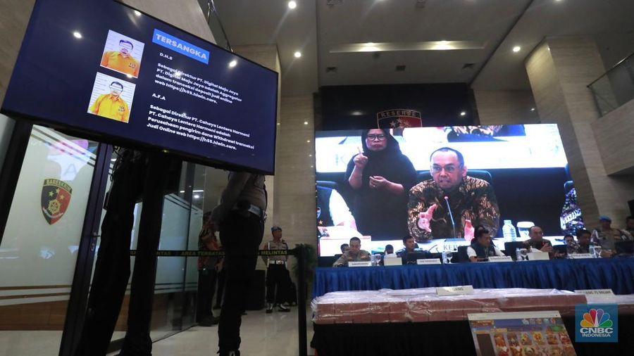 Kepala Bareskrim Polri Komjen Pol. Wahyu Widada dan Kepala Pusat Pelaporan dan Analisis Transaksi Keuangan (PPATK) Ivan Yustiavandana memberikan keterangan pengungkapan kasus judi online di Bareskrim Mabes Polri, Jakarta, Jumat (2/5/2025). Kepala Bareskrim Polri Komjen Pol. Wahyu Widada dan Kepala Pusat Pelaporan dan Analisis Transaksi Keuangan (PPATK) Ivan Yustiavandana memberikan keterangan pengungkapan kasus judi online di Bareskrim Mabes Polri, Jakarta, Jumat (2/5/2025). (CNBC Indonesia/Muhammad Sabki)