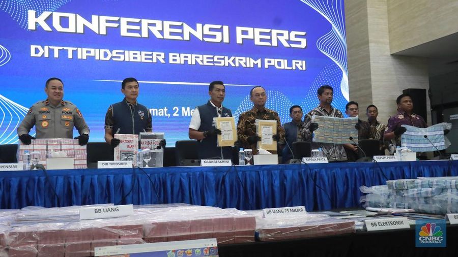Kepala Bareskrim Polri Komjen Pol. Wahyu Widada dan Kepala Pusat Pelaporan dan Analisis Transaksi Keuangan (PPATK) Ivan Yustiavandana memberikan keterangan pengungkapan kasus judi online di Bareskrim Mabes Polri, Jakarta, Jumat (2/5/2025). Kepala Bareskrim Polri Komjen Pol. Wahyu Widada dan Kepala Pusat Pelaporan dan Analisis Transaksi Keuangan (PPATK) Ivan Yustiavandana memberikan keterangan pengungkapan kasus judi online di Bareskrim Mabes Polri, Jakarta, Jumat (2/5/2025). (CNBC Indonesia/Muhammad Sabki)