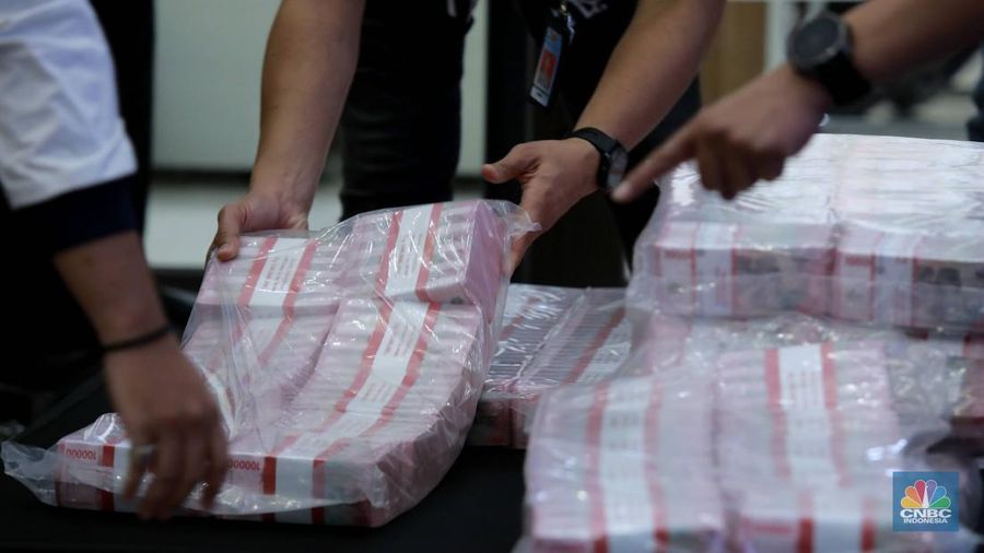 Kepala Bareskrim Polri Komjen Pol. Wahyu Widada dan Kepala Pusat Pelaporan dan Analisis Transaksi Keuangan (PPATK) Ivan Yustiavandana memberikan keterangan pengungkapan kasus judi online di Bareskrim Mabes Polri, Jakarta, Jumat (2/5/2025). (CNBC Indonesia/Muhammad Sabki)
