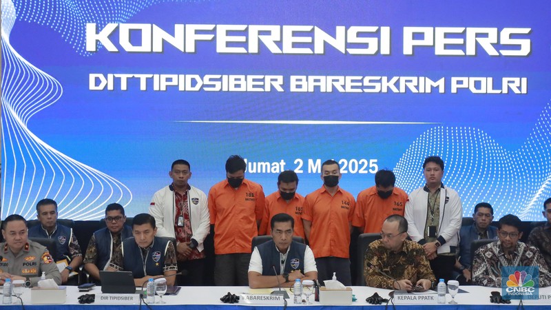 Kepala Bareskrim Polri Komjen Pol. Wahyu Widada dan Kepala Pusat Pelaporan dan Analisis Transaksi Keuangan (PPATK) Ivan Yustiavandana memberikan keterangan pengungkapan kasus judi online di Bareskrim Mabes Polri, Jakarta, Jumat (2/5/2025). (CNBC Indonesia/Muhammad Sabki)