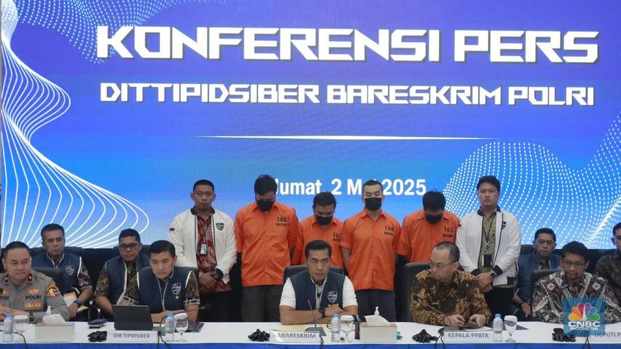 Kepala Bareskrim Polri Komjen Pol. Wahyu Widada dan Kepala Pusat Pelaporan dan Analisis Transaksi Keuangan (PPATK) Ivan Yustiavandana memberikan keterangan pengungkapan kasus judi online di Bareskrim Mabes Polri, Jakarta, Jumat (2/5/2025). (CNBC Indonesia/Muhammad Sabki)