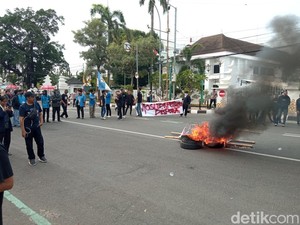 Soroti Polemik Stadion Bima, KNPI Bakar Keranda di Balai Kota Cirebon