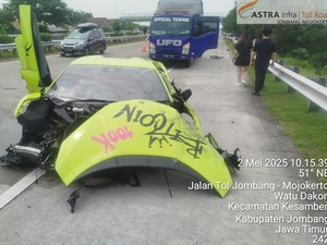 Lamborghini Rusak Parah Usai Tabrak Ignis dan Pembatas Jalan di Tol Jombang