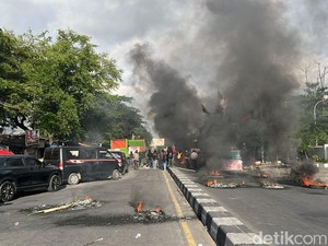 Massa Demo Hardiknas Blokade Jalan Alauddin Makassar, Lalin Lumpuh Total
