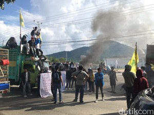 Mahasiswa Demo Bakar Ban di Depan DPRD Palopo, Lalu Lintas Macet