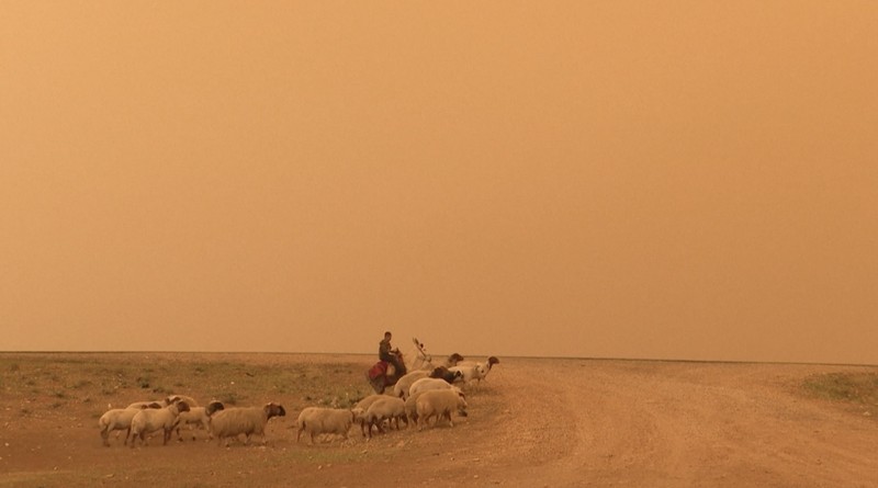 Para petani bekerja di ladang di pinggiran Qamishli di tengah badai pasir yang melanda timur laut Suriah pada 1 Mei 2025. (Tangkapan Layar Video AFP/Gihad DARWISH)